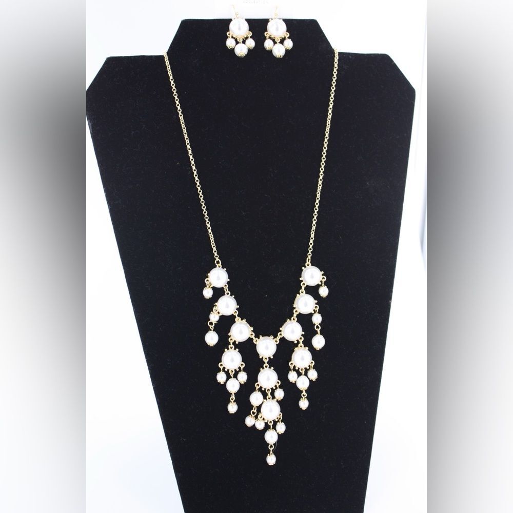 BEADED PEARL STYLE
NECKLACE and EARRING
Set Adjusts to 17" 
Brand new w/tags